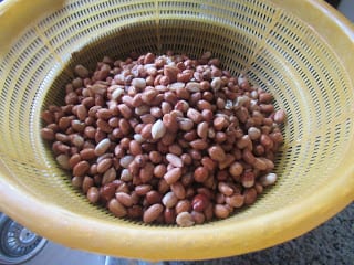 washed groundnuts in a strainer